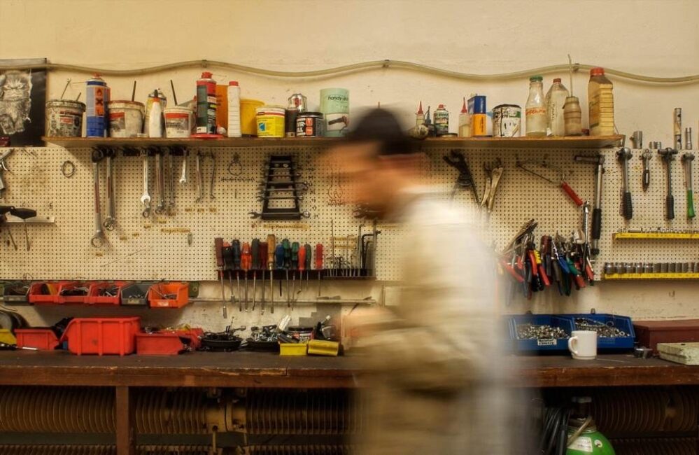 mocowanie uchwytów do szafek kuchennych